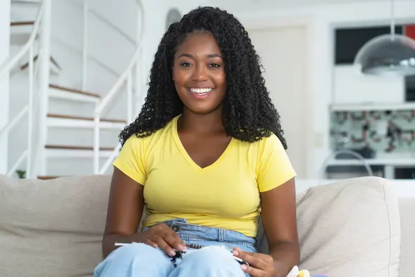 Krásná Corpluent Afroameričanka Mladá Dospělá Dívá Kameru Doma — Stock fotografie