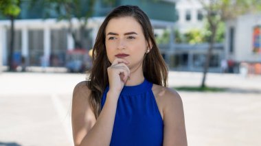 Yazın açık havada kumral saçlı beyaz bir kadın hayal ediyor.