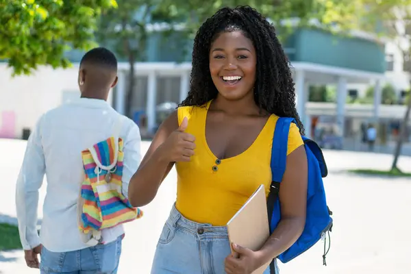 Erfolgreiche Schwarze Studentin Zeigt Sommer Der Stadt Daumen Hoch Stockfoto
