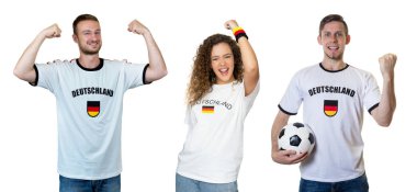 Futbol forması ve topu beyaz arka planda kesilmiş üç Alman futbol fanatiği koleksiyonu.