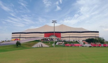 Doha, Katar - 10 Ekim 2022: Al Khor, Katar 'daki Al-Bayt Stadyumu, 2022 FIFA Dünya Kupası maçlarında zamanında kullanılmak üzere tasarlanmıştır.