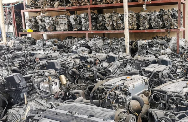 ドーハ カタール 11月1日 2022 多くの古いエンジンを持つカタールの中古スペアパーツ店 ロイヤリティフリーのストック画像