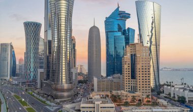 Doha, Katar - Mart 03.2022: Gün batımında renkli gökyüzü ile Katar silueti.