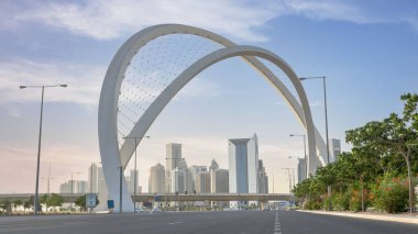 Doha, Katar - 15 Mayıs 2022: 5 Haziran Kemer Köprüsü Doha 'da halka açık otoyolu ıslatmak için.