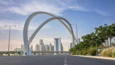 Doha, Katar - 15 Mayıs 2022: 5 Haziran Kemer Köprüsü Doha 'da halka açık otoyolu ıslatmak için.