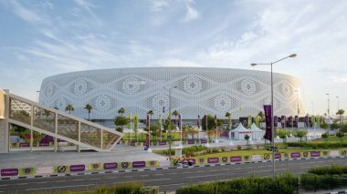 Thumama, Qatar- Eylül 09.2022: Al Thumama Stadyumu 'nun dinamik ve yaratıcı şekli, stadyum tasarımı için yeni bir çağ açtığı kadar yerel kültür ve gelenekleri de kutluyor..