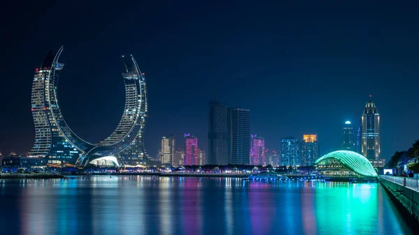 Lusail Qatar 2021年10月10日 背景に冬の不思議の国と三日月の塔を持つ新しい開発されたルシール都市 ストックフォト
