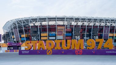 Doha, Qatar- 10.2022: Stadium 974, Katar 'ın başkenti Abu Aboud' da yer alan bir futbol stadyumu. 30 Kasım 2021 'de açıldı, 974 geri dönüşümlü konteynırdan yapılan geçici bir mekan..
