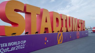 Doha, Qatar- 10.2022: Stadium 974, Katar 'ın başkenti Abu Aboud' da yer alan bir futbol stadyumu. 30 Kasım 2021 'de açıldı, 974 geri dönüşümlü konteynırdan yapılan geçici bir mekan..
