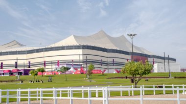 Doha, Katar - 11 Kasım 2022: El-Bayt Stadyumu, Katar 'ın El-Khor kentinde bulunan bir futbol stadyumudur.