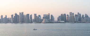 Doha, Katar - 11 Aralık 2022: Doha şehrinin birçok iş kulesiyle gökyüzü manzarası.