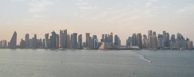Doha, Katar - 11 Aralık 2022: Doha şehrinin birçok iş kulesiyle gökyüzü manzarası.