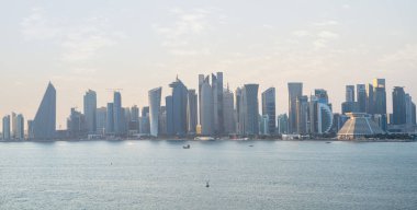 Doha, Katar - 11 Aralık 2022: Doha şehrinin birçok iş kulesiyle gökyüzü manzarası.