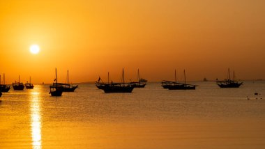 Katar 'da güneş doğarken, geleneksel Arap deniz tarlaları kıyıya vurur