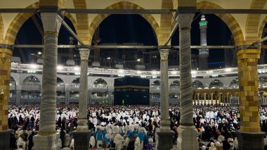 MECCA, SAUDI ARABIA - 27 Mart 2023: Mekke 'deki Kutsal Kabe, Mescid El Haram. 