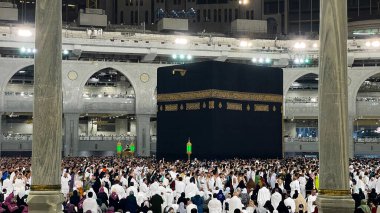 MECCA, SAUDI ARABIA - 27 Mart 2023: Mekke 'deki Kutsal Kabe, Mescid El Haram. 