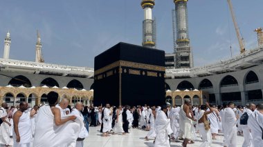 MECCA, SAUDI ARABIA - 27 Mart 2023: Mekke 'deki Kutsal Kabe, Mescid El Haram. 