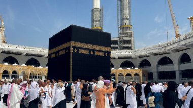 MECCA, SAUDI ARABIA - 27 Mart 2023: Mekke 'deki Kutsal Kabe, Mescid El Haram. 