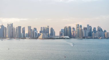 Doha, Katar - 11 Aralık 2022: pek çok ofisi ve konut kulesi olan güzel Doha gökdeleninin kuş bakışı görüntüsü.