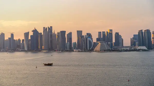 Doha, Katar - 11 Aralık 2022: pek çok ofisi ve konut kulesi olan güzel Doha gökdeleninin kuş bakışı görüntüsü.