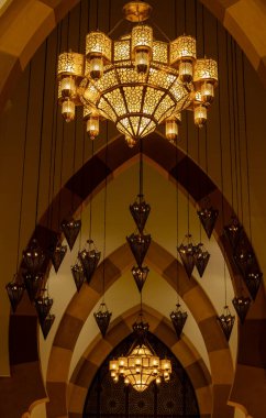 Pearl Katar, Doha- 10 / 10 / 23: Farklı Arap avizeleri ve lambaları, Katar 'daki İnci Konutları koridorunu süslüyor..