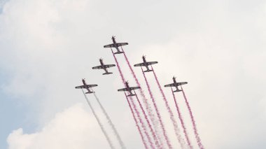 Katar 'ın Doha şehrinde hava gösterisi. 2022 Katar Ulusal Günü' nde .