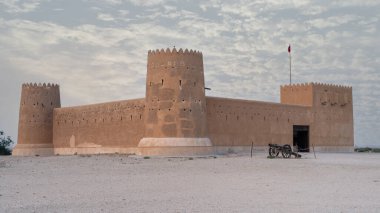 Doha, Katar - Kasım 01, 2023: İran Körfezi kıyısındaki Katar çöllerinin kuzeydoğusundaki tarihi Zubarah Kalesi (El Zubara).