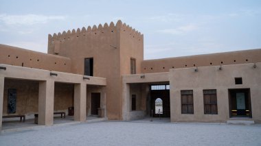 Doha, Katar - Kasım 01, 2023: İran Körfezi kıyısındaki Katar çöllerinin kuzeydoğusundaki tarihi Zubarah Kalesi (El Zubara).