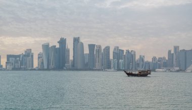 doah, katar... 01 Kasım 2023 Katar silueti boyunca ön planda geleneksel Katar yemeği.