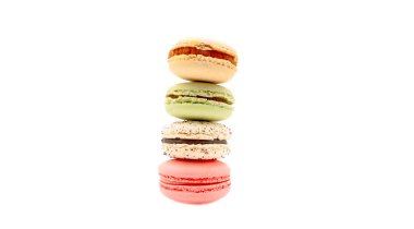 Beyaz arka plan üzerinde renkli tatlı macarons göl kenarında.