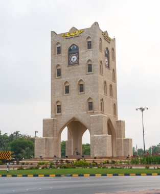 Salalah, Umman Sultanı - 20 Kasım 2023: Saat Kulesi (Burj An Nahdah) - Salalah 'ın bir simgesi
