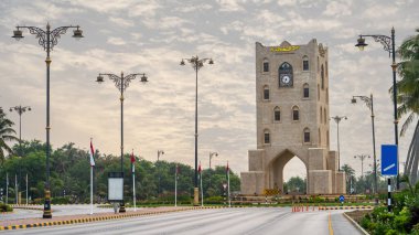 Salalah, Umman Sultanı - 20 Kasım 2023: Saat Kulesi (Burj An Nahdah) - Salalah 'ın bir simgesi