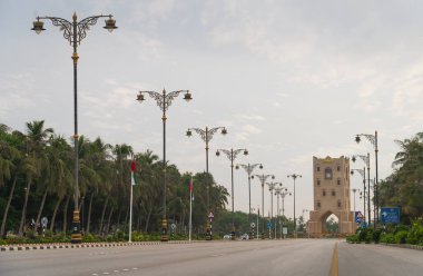 Salalah, Umman Sultanı - 20 Kasım 2023: Saat Kulesi (Burj An Nahdah) - Salalah 'ın bir simgesi