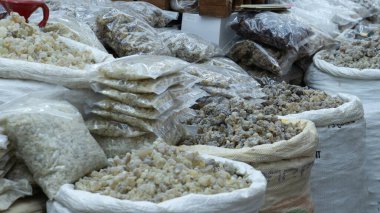 Salalah, Umman - 11 Kasım 2023: Salalah 'taki Al-Husn Çorbası' nda satılan OMANI Aromatic driend frankincense (boswellia serrata).