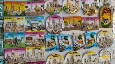 Salalah, Umman - 11 Kasım 2023: Salalah 'taki Al-Husn Souq' ta hatıra olarak buzdolabı mıknatısı bulunabilir..