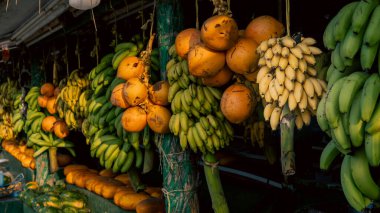 Salalah, Umman - 11 Kasım 2023: Salalah, Umman, Zufar Valiliği 'ndeki Sultan Qaboos Caddesi' ndeki meyve tezgahlarında satılık meyve