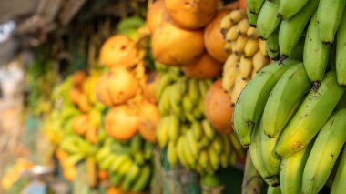 Salalah, Umman - 11 Kasım 2023: Salalah, Umman, Zufar Valiliği 'ndeki Sultan Qaboos Caddesi' ndeki meyve tezgahlarında satılık meyve