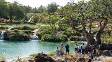 Vadi Darbat, Salalah, Umman Novembner 11,2023: Wadi Darbat 'ın doğasından keyif alan turistler.
