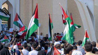 Doha, Katar - 9 Aralık 2023 - Katar 'da Gazze halkına destek vermek amacıyla Katar' da dayanışma protestosu.