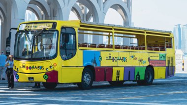 Doha, Katar - 14 Aralık 2023: Doha City tur otobüsü Doha eski limanında yolcu alımında.