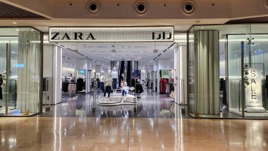 Doha, Katar - 22 Aralık 2023: Zaraoutlet 'in boykot nedeniyle yoğun bir hafta sonunda bir alışveriş merkezinde boş olması.