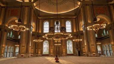 İnci, Doha, Katar - 12 Aralık 2023: Yeni açılan Hamad bin Jassim Camii (İnci Adası)