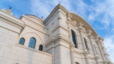 İnci, Doha, Katar - 12 Aralık 2023: Yeni açılan Hamad bin Jassim Camii (İnci Adası)