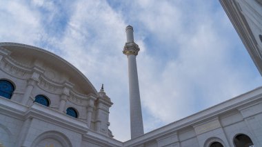 İnci, Doha, Katar - 12 Aralık 2023: Yeni açılan Hamad bin Jassim Camii (İnci Adası)