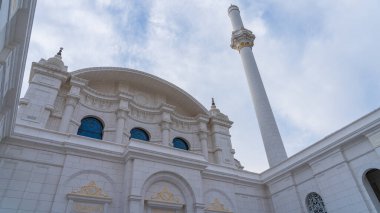 İnci, Doha, Katar - 12 Aralık 2023: Yeni açılan Hamad bin Jassim Camii (İnci Adası)