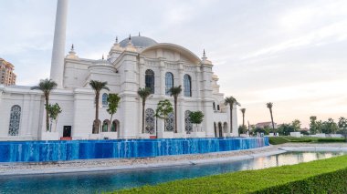 İnci, Doha, Katar - 12 Aralık 2023: Yeni açılan Hamad bin Jassim Camii (İnci Adası)