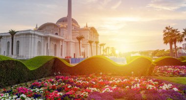 İnci, Doha, Katar - 12 Aralık 2023: Yeni açılan Hamad bin Jassim Camii (İnci Adası)