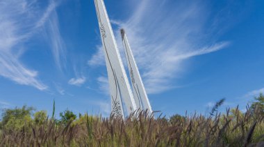 Doha, Katar - 12 Aralık 2023: Katar Eğitim Şehri Camii 'nde Arapça kaligrafi ile minareler