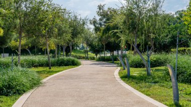 Doha, Katar - 12 Aralık 2023: Eğitim kentinde Quranic Botanik Bahçesi