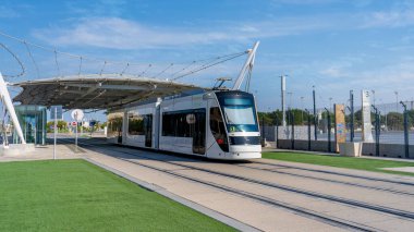 Doha, Katar - 12 Aralık 2023: Eğitim şehrinde sarı tramvay hattı.